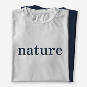 Majica kratek rokav z napisom Nature, minimalističen dizajn in kvalitetna majica s kratkimi rokavi v beli ali modri barvi z obstojnim potiskom.