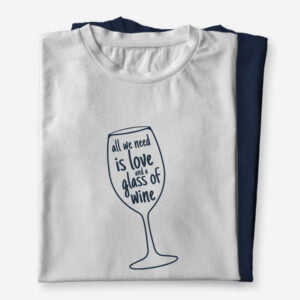 Moška majica s kratkimi rokavi z napisom All we need is love and a glass of wine, primerna tudi za ženske, saj je model uniseks, lahko je lepo rojstnodnevno darilo zaradi motivacijskega citata.