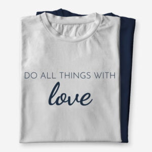 Moška ali ženska majica s kratkimi rokavi z motivacijskim citatom Do all things with love, s kvalitetnim potiskom v modri ali beli barvi, primerna kot darilo za punco, prijateljico, mamo.