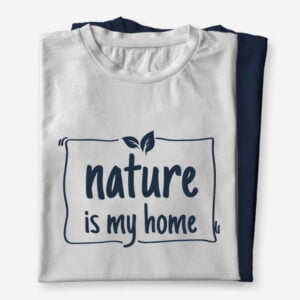 Napis na majici Nature is my home, kratka majica s kvalitetnim tiskom bele in modre barve.