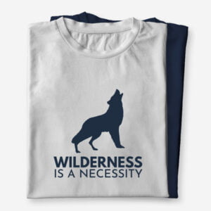 Ženska in moška kratka majica s citatom Nature is not a place to visit it's home bele in modre barve.