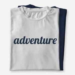 Uniseks kratka majica z napisom Adventure v beli barvi in modra majica s kratkimi rokavi s kvalitetnim tiskom na majice.