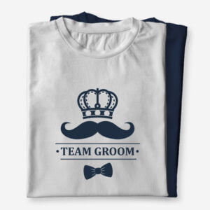Kratka majica za fantovščine z napisom Team Groom, ki se sklada s kratko majico Groom, za prijatelje ženina na fantovščini, v beli ali modri barvi s tiskom.