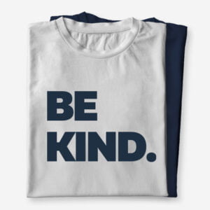 Majica z napisom Be kind nosi lepo sporočilo. Je visoke kakovosti, narejena iz 100% bombaža z obstojnim potiskom.