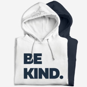 Pulover s kapuco za napisom Be kind je sestavljen iz kvalitetnih materalov, z obstojnim potiskom, v beli ali modri barvi, ženski ali možki pulover, primeren za darilo z božič ali darilo za novo leto.