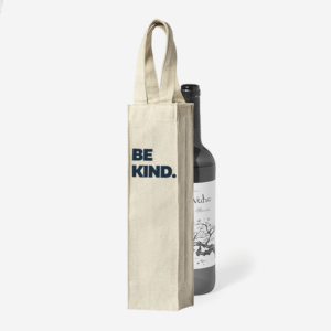 Vrečka za vino iz ekološkega bombaža naravne bež barve z napisom Be kind, primerrna kot darilo za rojstni dan, darilo za Božička, darilo za novo leto.