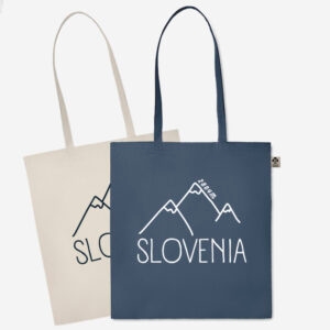 Organska bombažna vrečka z napisom 'Slovenija' in podobo Triglava – popolno za vse, ki Slovenijo obiščejo in bi radi obdržali spomin nanjo.